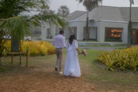 Um casamento com chuva no final, sorrisos molhados e abraços verdadeiros — a fotografia como testemunha do amor em seu estado mais puro.'