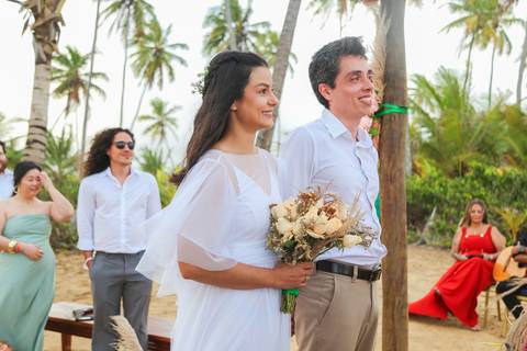 Uma cerimônia na areia, conduzida por Jane Juizadepaz, com o toque simbólico da celebração das areias — o encontro entre duas almas que agora se tornam uma.'