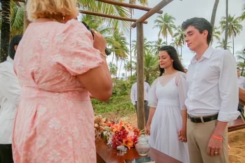 Mariana e Luiz transformaram um simples casamento civil em um momento inesquecível, repleto de emoção, natureza e poesia.'