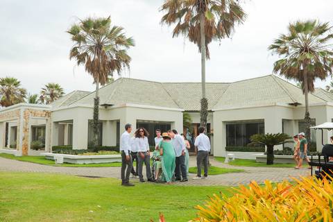 A fotografia de casamento na praia ganha nova vida neste registro cheio de emoção, luz natural e verdade, no cenário paradisíaco de Praia do Forte-Ba'
