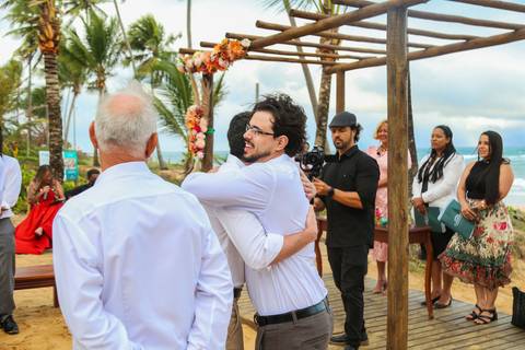 O Iberostar Praia do Forte foi o cenário perfeito para este casamento com os pés na areia, onde o vento e o som das ondas acompanharam os votos.'