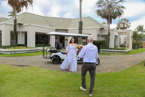 A fotografia de casamento na praia ganha nova vida neste registro cheio de emoção, luz natural e verdade, no cenário paradisíaco de Praia do Forte-Ba'