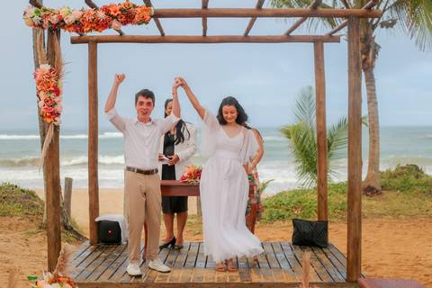 Este casamento civil em Praia do Forte foi um convite à simplicidade — um amor celebrado com o mar aos pés e o coração leve.'