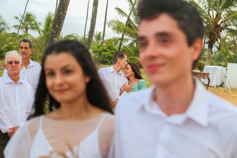 Como fotógrafo de casamentos em Praia do Forte, busco registrar não apenas imagens, mas sensações — como a emoção da chuva abençoando o final da cerimônia.'