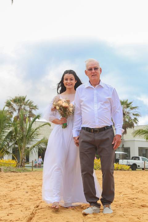 Mariana chegou conduzida pelo pai, enquanto Luiz esperava de costas — um gesto simples que transformou o início da cerimônia em pura emoção.'