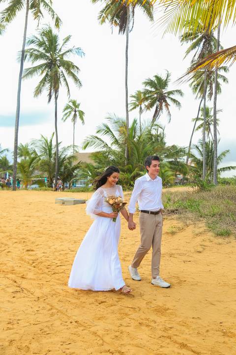 Cada detalhe deste casamento civil foi pensado para refletir a essência dos noivos — leveza, simplicidade e amor genuíno, diante do mar da Bahia.'
