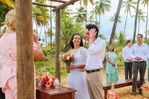 O Iberostar Praia do Forte foi o cenário perfeito para este casamento com os pés na areia, onde o vento e o som das ondas acompanharam os votos.'