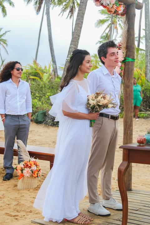 Como fotógrafo de casamentos em Praia do Forte, busco registrar não apenas imagens, mas sensações — como a emoção da chuva abençoando o final da cerimônia.'
