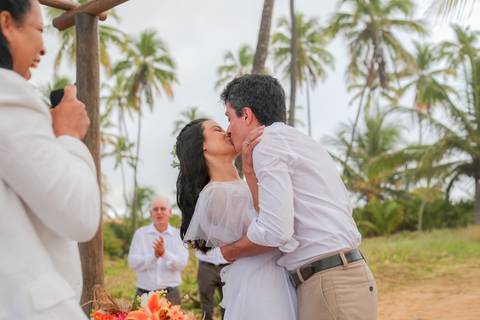 Este casamento civil em Praia do Forte foi um convite à simplicidade — um amor celebrado com o mar aos pés e o coração leve.'