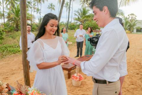 Mariana e Luiz transformaram um simples casamento civil em um momento inesquecível, repleto de emoção, natureza e poesia.'