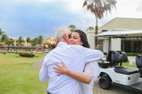 Mariana chegou conduzida pelo pai, enquanto Luiz esperava de costas — um gesto simples que transformou o início da cerimônia em pura emoção.'