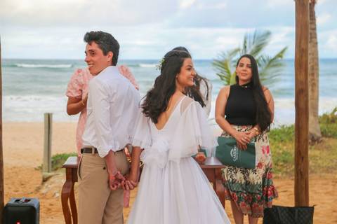 Como fotógrafo de casamentos em Praia do Forte, busco registrar não apenas imagens, mas sensações — como a emoção da chuva abençoando o final da cerimônia.'