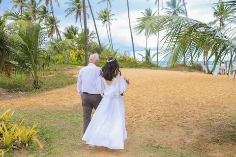 Mariana chegou conduzida pelo pai, enquanto Luiz esperava de costas — um gesto simples que transformou o início da cerimônia em pura emoção.'