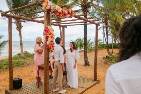 Mariana e Luiz transformaram um simples casamento civil em um momento inesquecível, repleto de emoção, natureza e poesia.'