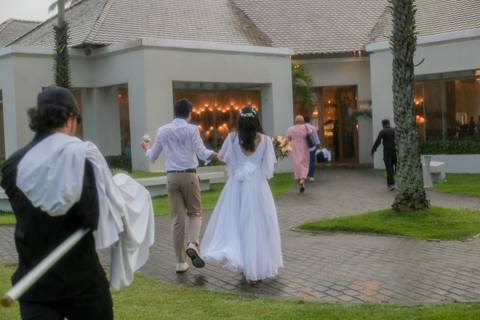 Um casamento com chuva no final, sorrisos molhados e abraços verdadeiros — a fotografia como testemunha do amor em seu estado mais puro.'