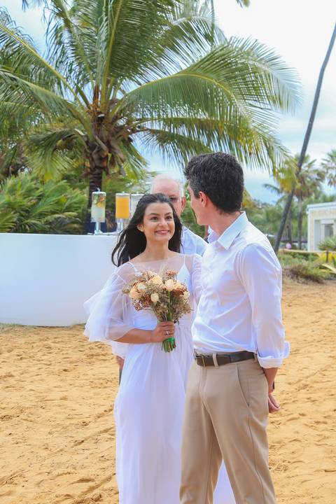 Cada detalhe deste casamento civil foi pensado para refletir a essência dos noivos — leveza, simplicidade e amor genuíno, diante do mar da Bahia.'