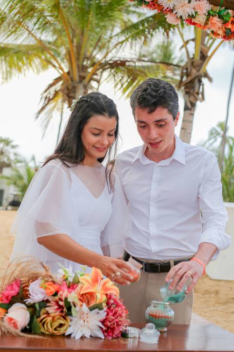 A cerimônia das areias trouxe um toque simbólico e espiritual à celebração, eternizando o momento em que duas vidas se unem em uma só.'
