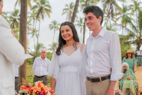 Um casamento com chuva e sol, na mesma tarde, provando que o amor é a única certeza quando o tempo decide mudar os planos.'