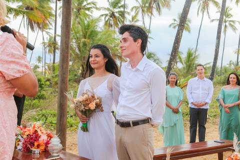 Uma cerimônia na areia, conduzida por Jane Juizadepaz, com o toque simbólico da celebração das areias — o encontro entre duas almas que agora se tornam uma.'