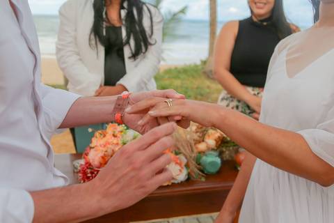 Um casamento íntimo, com família e poucos amigos, onde cada olhar e cada sorriso contaram a história de um amor verdadeiro e atemporal.'