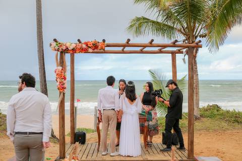 Um casamento com chuva e sol, na mesma tarde, provando que o amor é a única certeza quando o tempo decide mudar os planos.'