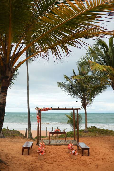 Um elopement wedding na Bahia, entre o sol e a chuva, mostrando que o verdadeiro amor não depende do clima, mas da conexão entre dois corações.'