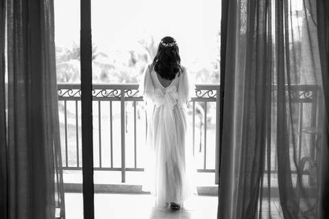 Um elopement wedding na Bahia, entre o sol e a chuva, mostrando que o verdadeiro amor não depende do clima, mas da conexão entre dois corações.'