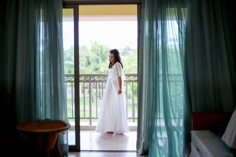 Um elopement wedding na Bahia, entre o sol e a chuva, mostrando que o verdadeiro amor não depende do clima, mas da conexão entre dois corações.'