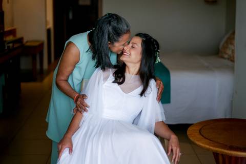Um elopement wedding na Bahia, entre o sol e a chuva, mostrando que o verdadeiro amor não depende do clima, mas da conexão entre dois corações.'