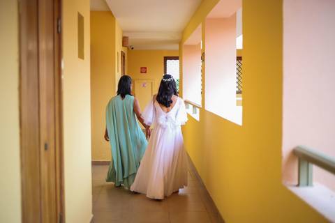 Um elopement wedding na Bahia, entre o sol e a chuva, mostrando que o verdadeiro amor não depende do clima, mas da conexão entre dois corações.'