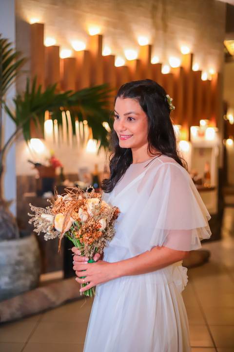 Mais do que fotos, este registro é um convite: viver o amor com intensidade, naturalidade e poesia, onde o mar se torna parte da história.'