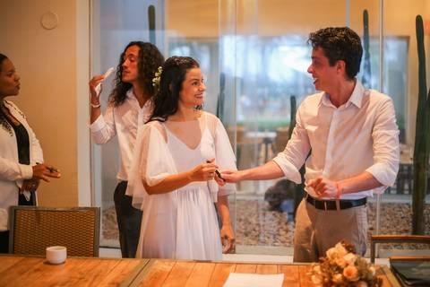 Como fotógrafo de casamento na Bahia, meu olhar busca capturar a energia e a autenticidade de cada história — e esta, sem dúvida, foi inesquecível.'