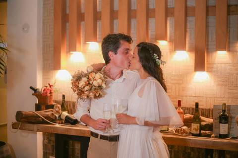 Mais do que fotos, este registro é um convite: viver o amor com intensidade, naturalidade e poesia, onde o mar se torna parte da história.'