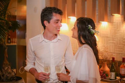 Mais do que fotos, este registro é um convite: viver o amor com intensidade, naturalidade e poesia, onde o mar se torna parte da história.'