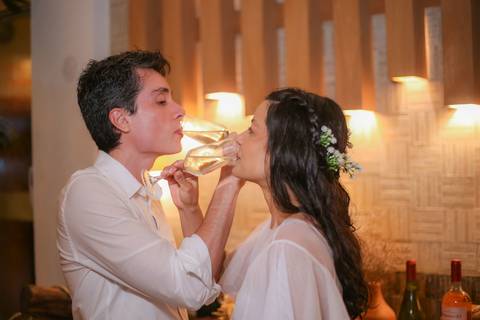 Mais do que fotos, este registro é um convite: viver o amor com intensidade, naturalidade e poesia, onde o mar se torna parte da história.'