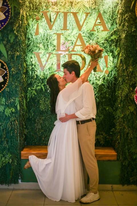 Mais do que fotos, este registro é um convite: viver o amor com intensidade, naturalidade e poesia, onde o mar se torna parte da história.'