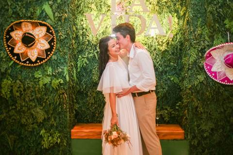 Mais do que fotos, este registro é um convite: viver o amor com intensidade, naturalidade e poesia, onde o mar se torna parte da história.'