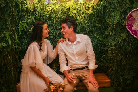 Mais do que fotos, este registro é um convite: viver o amor com intensidade, naturalidade e poesia, onde o mar se torna parte da história.'