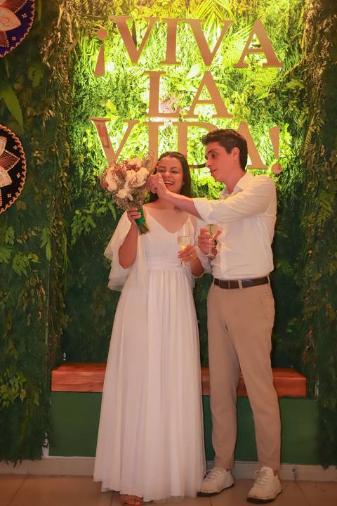 Mais do que fotos, este registro é um convite: viver o amor com intensidade, naturalidade e poesia, onde o mar se torna parte da história.'