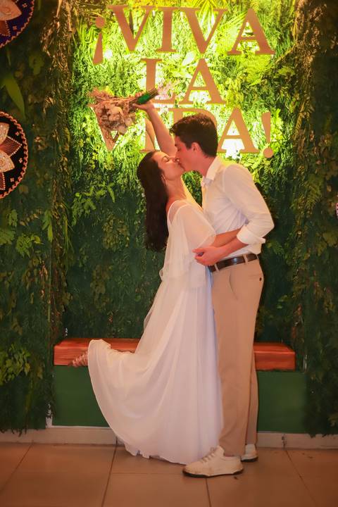 Mais do que fotos, este registro é um convite: viver o amor com intensidade, naturalidade e poesia, onde o mar se torna parte da história.'