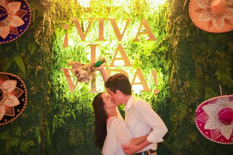 Mais do que fotos, este registro é um convite: viver o amor com intensidade, naturalidade e poesia, onde o mar se torna parte da história.'