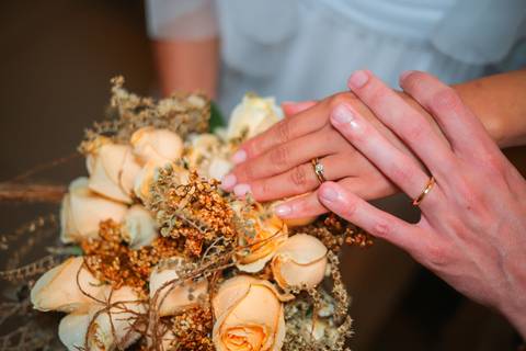 Mais do que fotos, este registro é um convite: viver o amor com intensidade, naturalidade e poesia, onde o mar se torna parte da história.'