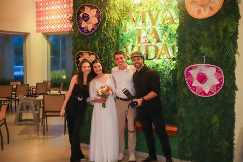 Mais do que fotos, este registro é um convite: viver o amor com intensidade, naturalidade e poesia, onde o mar se torna parte da história.'