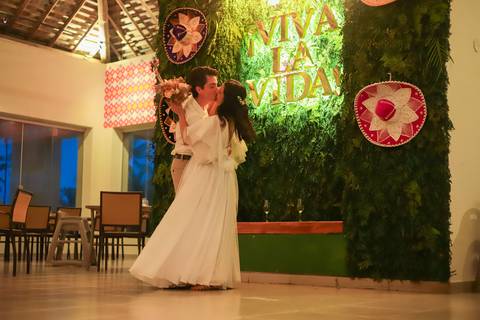 Mais do que fotos, este registro é um convite: viver o amor com intensidade, naturalidade e poesia, onde o mar se torna parte da história.'