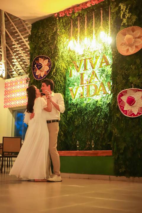 Mais do que fotos, este registro é um convite: viver o amor com intensidade, naturalidade e poesia, onde o mar se torna parte da história.'