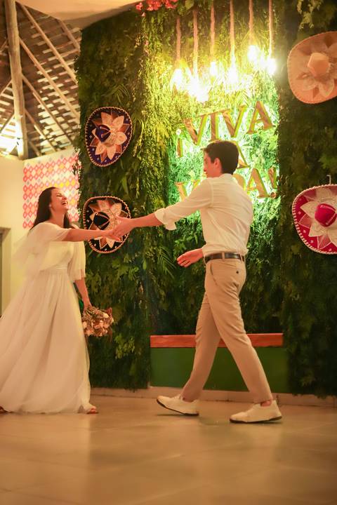 Mais do que fotos, este registro é um convite: viver o amor com intensidade, naturalidade e poesia, onde o mar se torna parte da história.'