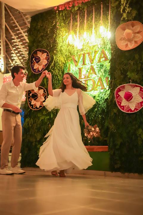 Mais do que fotos, este registro é um convite: viver o amor com intensidade, naturalidade e poesia, onde o mar se torna parte da história.'