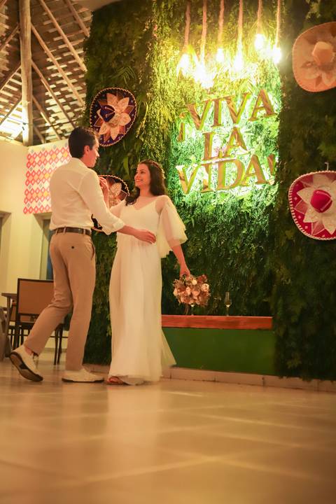 Mais do que fotos, este registro é um convite: viver o amor com intensidade, naturalidade e poesia, onde o mar se torna parte da história.'