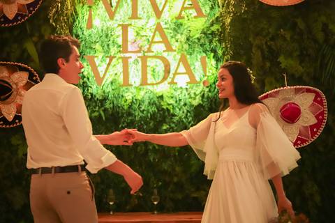 Mais do que fotos, este registro é um convite: viver o amor com intensidade, naturalidade e poesia, onde o mar se torna parte da história.'