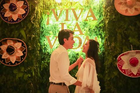 Mais do que fotos, este registro é um convite: viver o amor com intensidade, naturalidade e poesia, onde o mar se torna parte da história.'